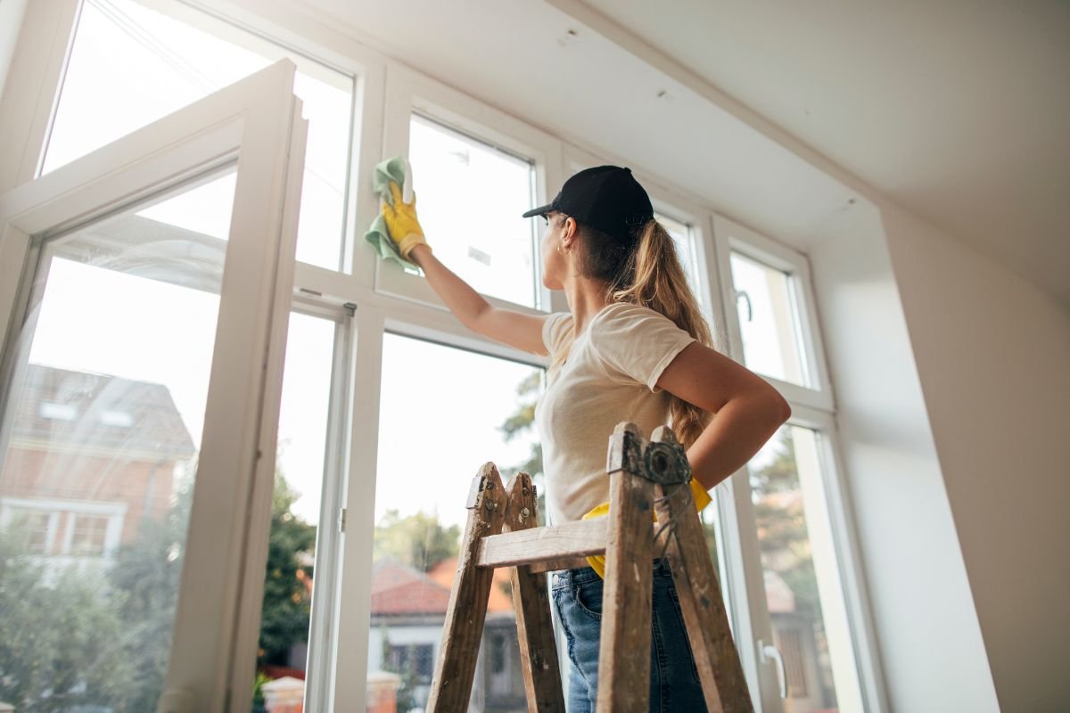 What is the Best Homemade Solution for Washing Windows? Sparkling Clean, Naturally!